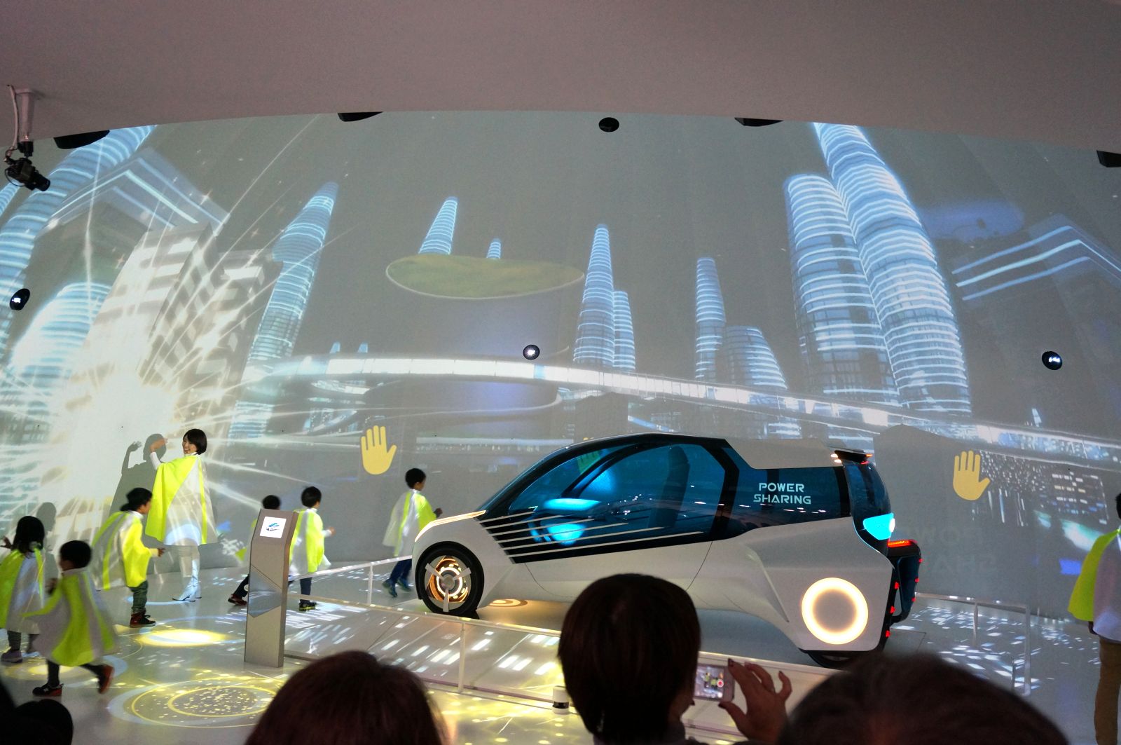 東京モーターショー15 Toyotaブースにてドーム投影 株式会社オリハルコンテクノロジーズ Orihalcon Technologies Inc
